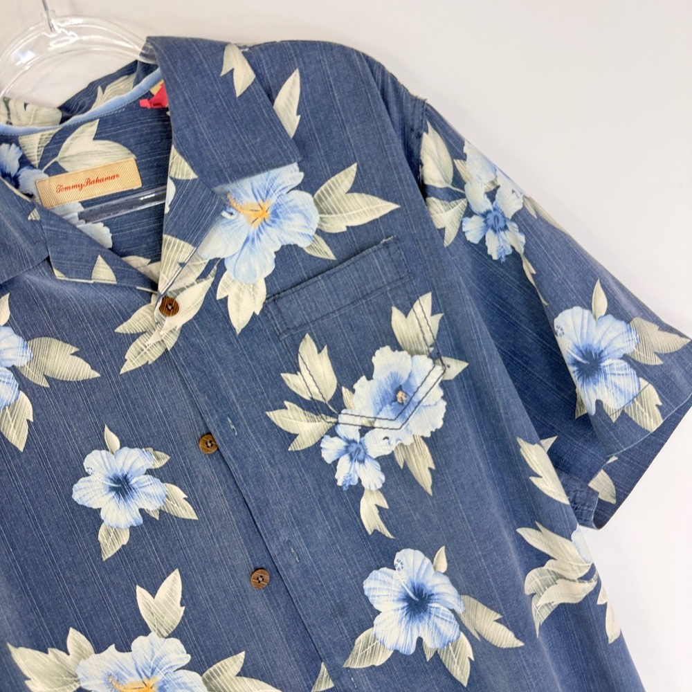 Tommy Bahama Button Up Shirt Mens Medium Blue Silk Floral Hibiscus Camp Pocket